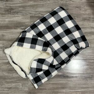 ! NEW ! Super Cute Fluffy Black And White Flannel Throw Blanket